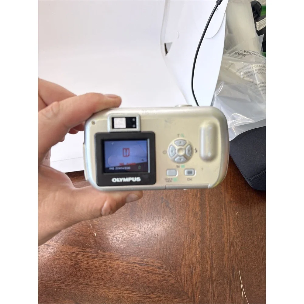 Olympus Camedia D-395 3.2MP Digital Camera Silver with Lowepro Case Tested